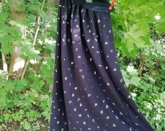 Dlouhá šitá sukně - třešně metalické - černá