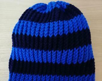 Pletená spadlá čepice (tmavě modrá a královská modrá)
